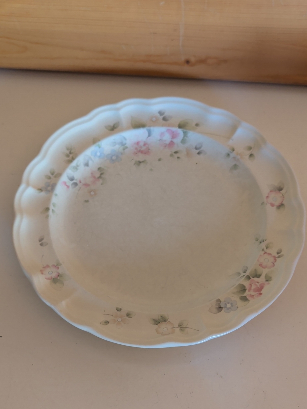 Ffaltzgraff, Floral Scalloped Ceramic Dinner Plate . Made In USA